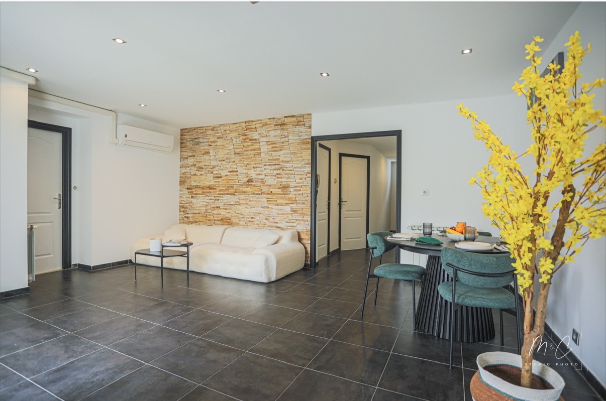 Salon moderne minimaliste – lignes epurees, palette neutre