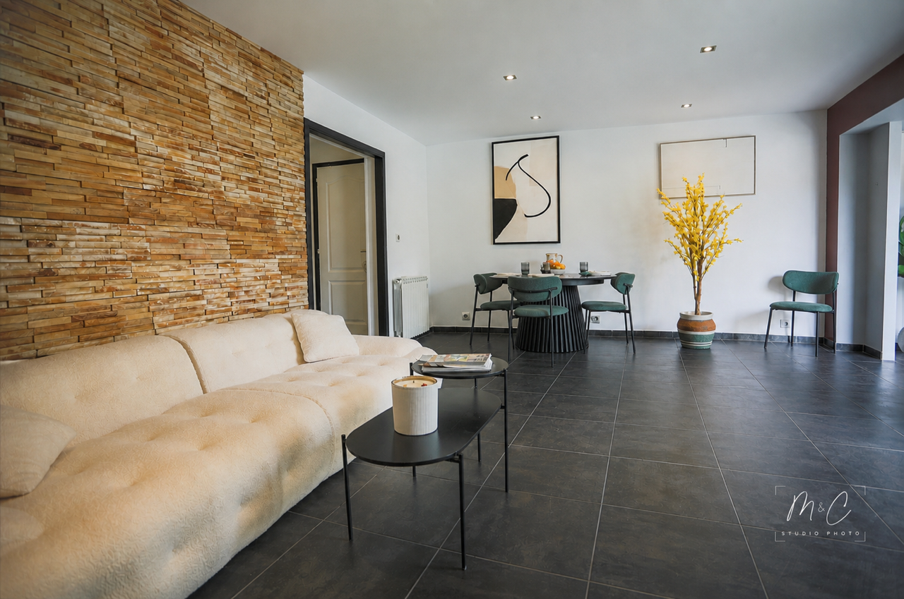 Salon parfaitement mis en scène – mobilier contemporain et lumière naturelle