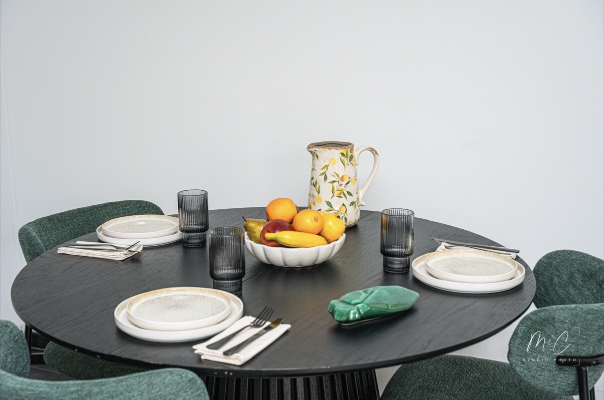 Salle a manger moderne – table en bois massif et suspensions geometriques